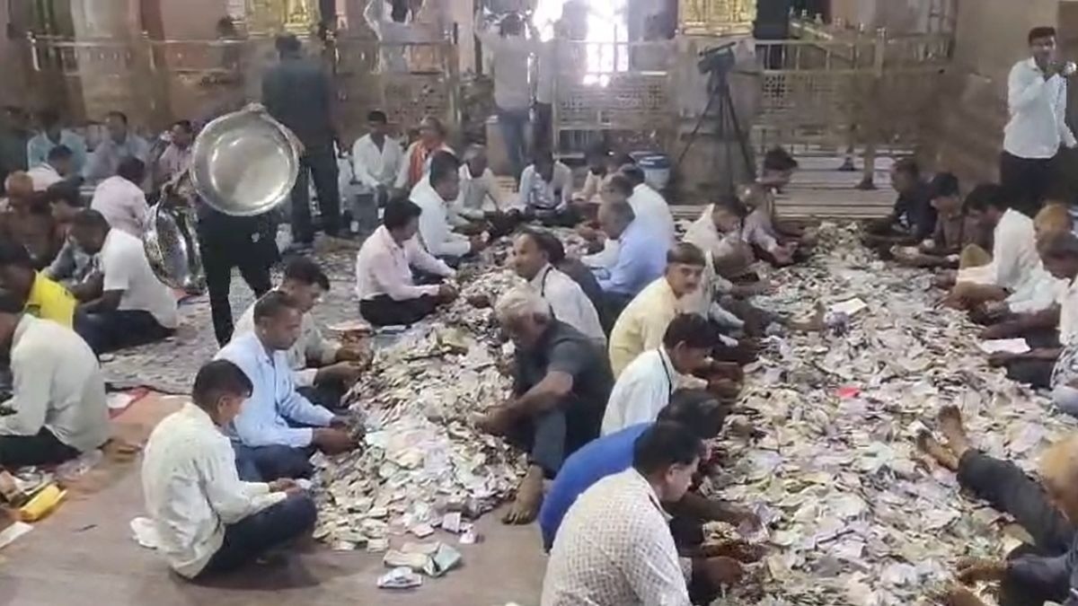 सांवलिया सेठ मंदिर की दानपेटी में भक्तों ने दिल खुलकर पैसा और सोना-चांदी दान किया है. (Photo: ITG)