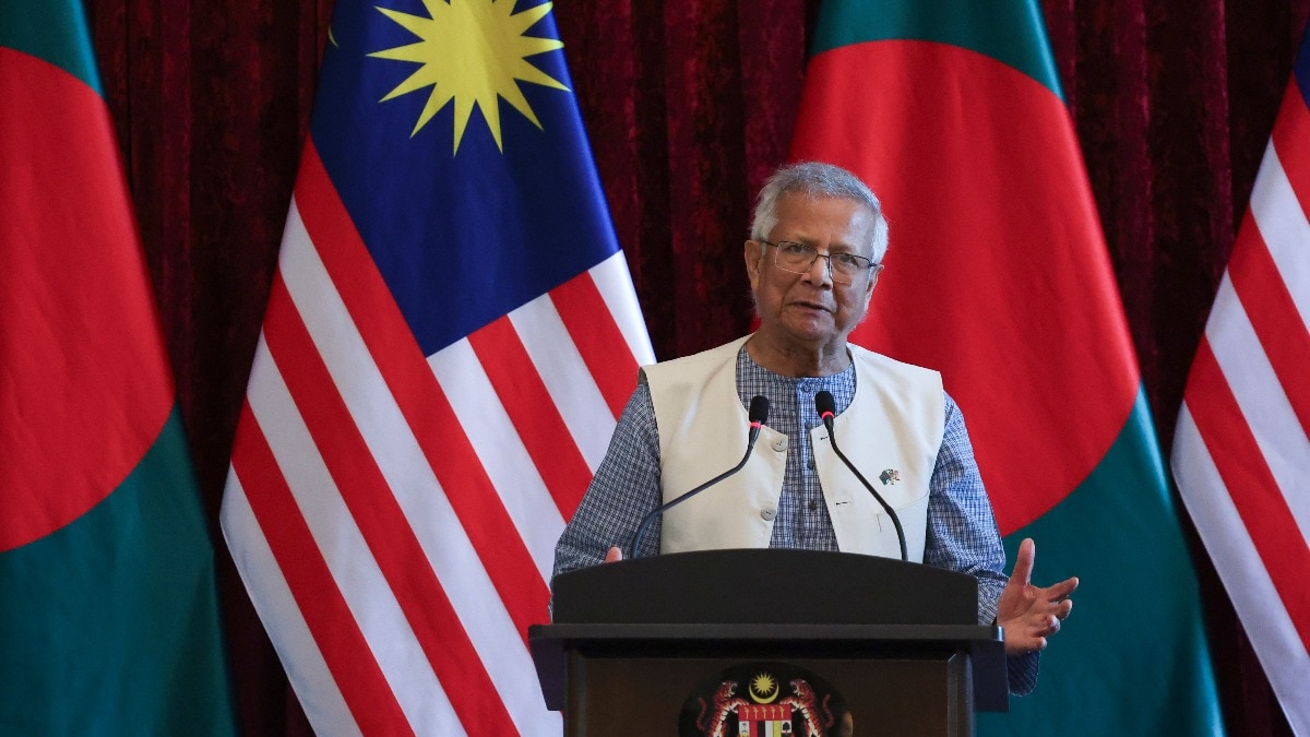 बांग्लादेश में दुर्गा पूजा को लेकर यूनुस सरकार के विवादित बयान से हिंदुओं में रोष, कहा- हमारी भावनाओं को ठेस पहुंची