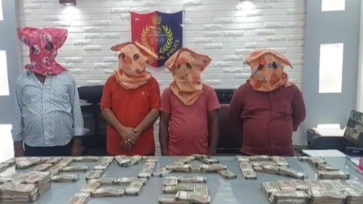 बस चेकिंग में मिली 72 लाख की नकदी. (Photo: ITG)