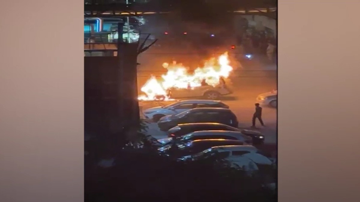 पार्किंग में खड़ी स्कॉर्पियो में लगी आग. (Photo: Screengrab)