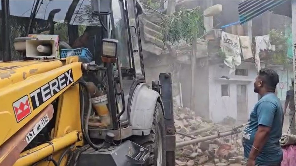 तोड़े गए आरोपियों के अवैध निर्माण (Photo: Screengrab)