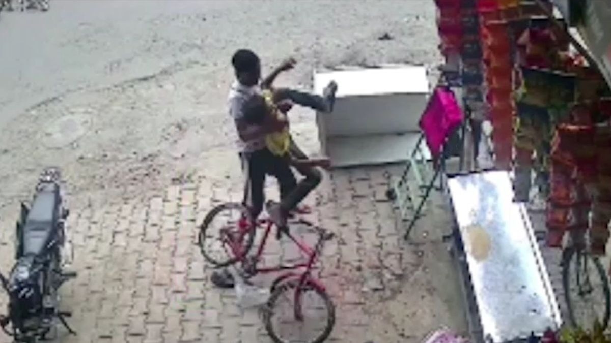 10 साल के बच्चे को लात-घूसों से पीटा. (Photo: Screengrab)