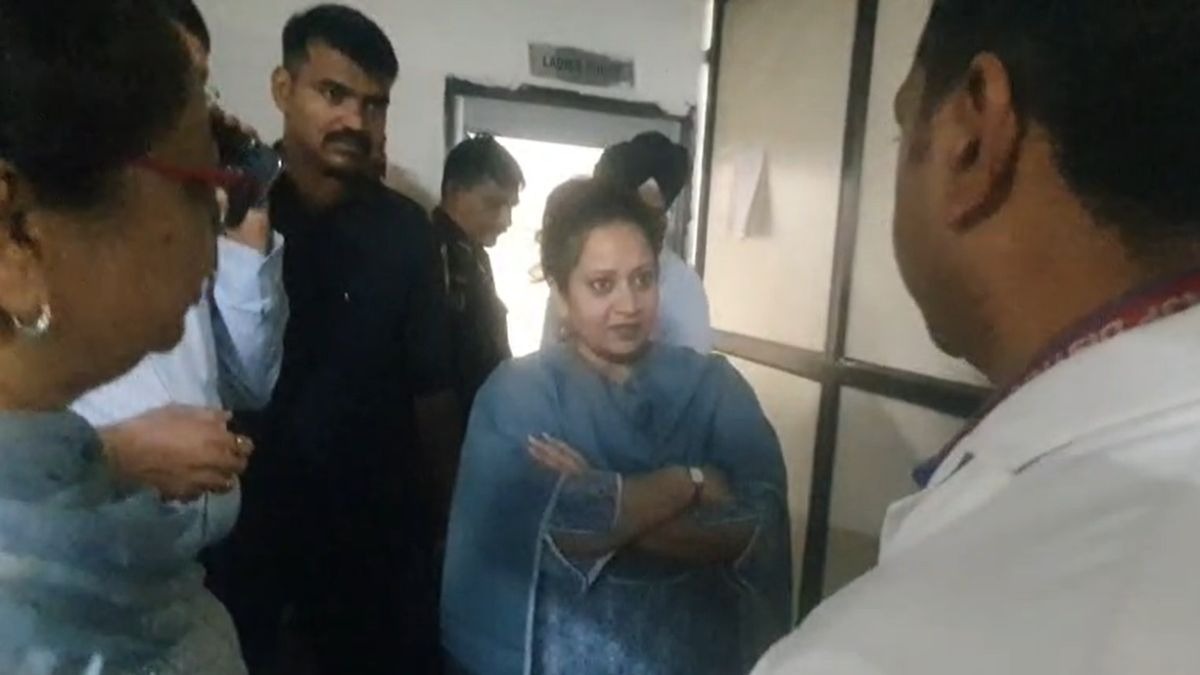 हरियाणा की स्वास्थ्य मंत्री आरती राव ने मारा छापा. (Photo: Screengrab)