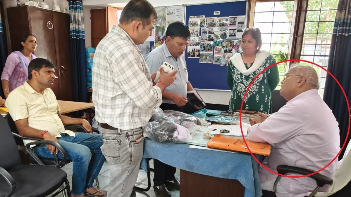 निरीक्षण के दौरान कुर्सी पर बैठे शिक्षा मंत्री मदन दिलावर. (Photo: Chetan Gurjar/ITG)