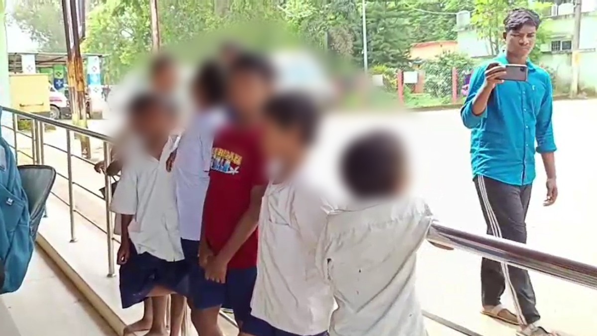 फेवीक्विक से चिपक गई छात्रों की आंखें. (Photo: Screengrab)