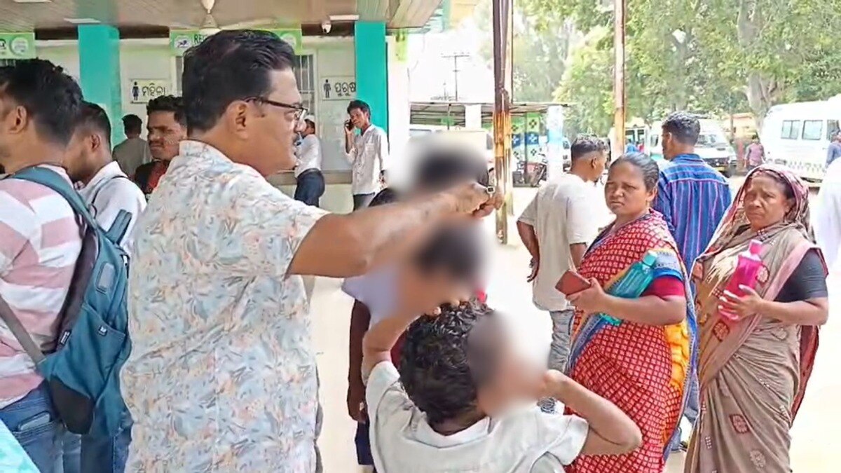 घटना के बाद जिला प्रशासन ने स्कूल के हेडमास्टर को सस्पेंड कर दिया है. (Photo: Screengrab)