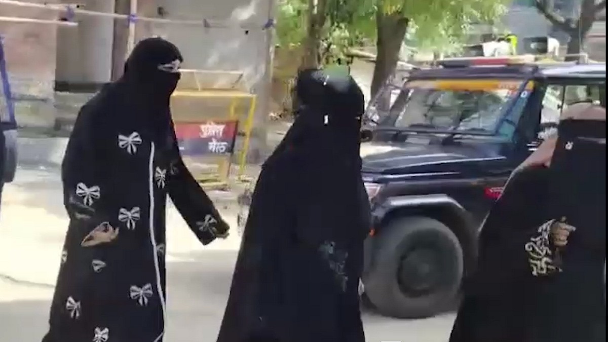 पुलिस ने सभी गिरफ्तार कर लिया है, जिनमें 3 ग्राहक भी हैं. (Photo: Screengrab)