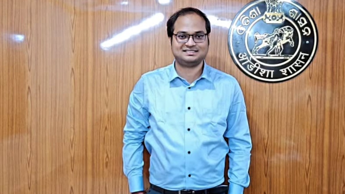 ओडिशा विजिलेंस ने भ्रष्टाचार के आरोप में OAS टॉपर अश्विनी कुमार पांडा और दो अन्य अफसरों को किया गिरफ्तार (Photo: Instagram/@aswini_live)