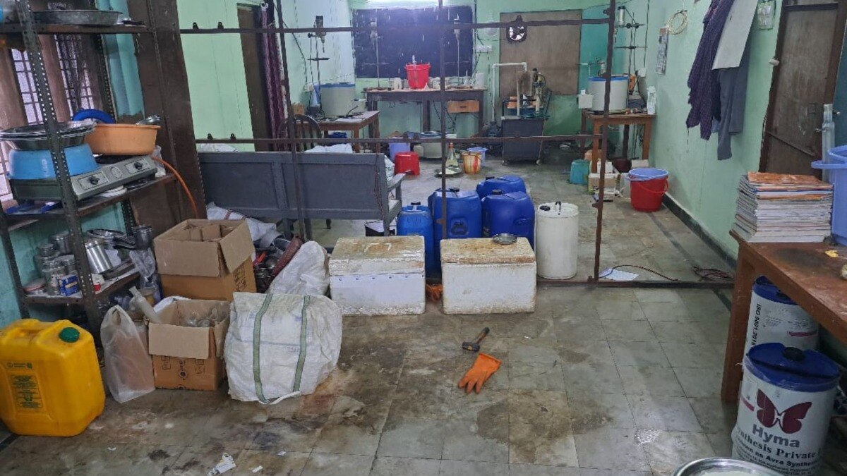 लालच में आकर स्कूल में ही लगा दी ड्रग्स बनाने की फैक्ट्री, लाखों की अल्प्राजोलम बरामद