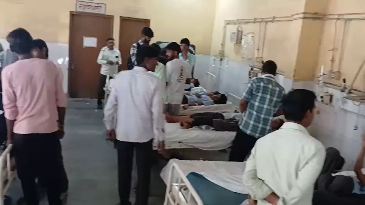 अस्पताल में भर्ती स्कूल का खाना खाने से बीमार हुए बच्चे.  (Photo: Screengrab)