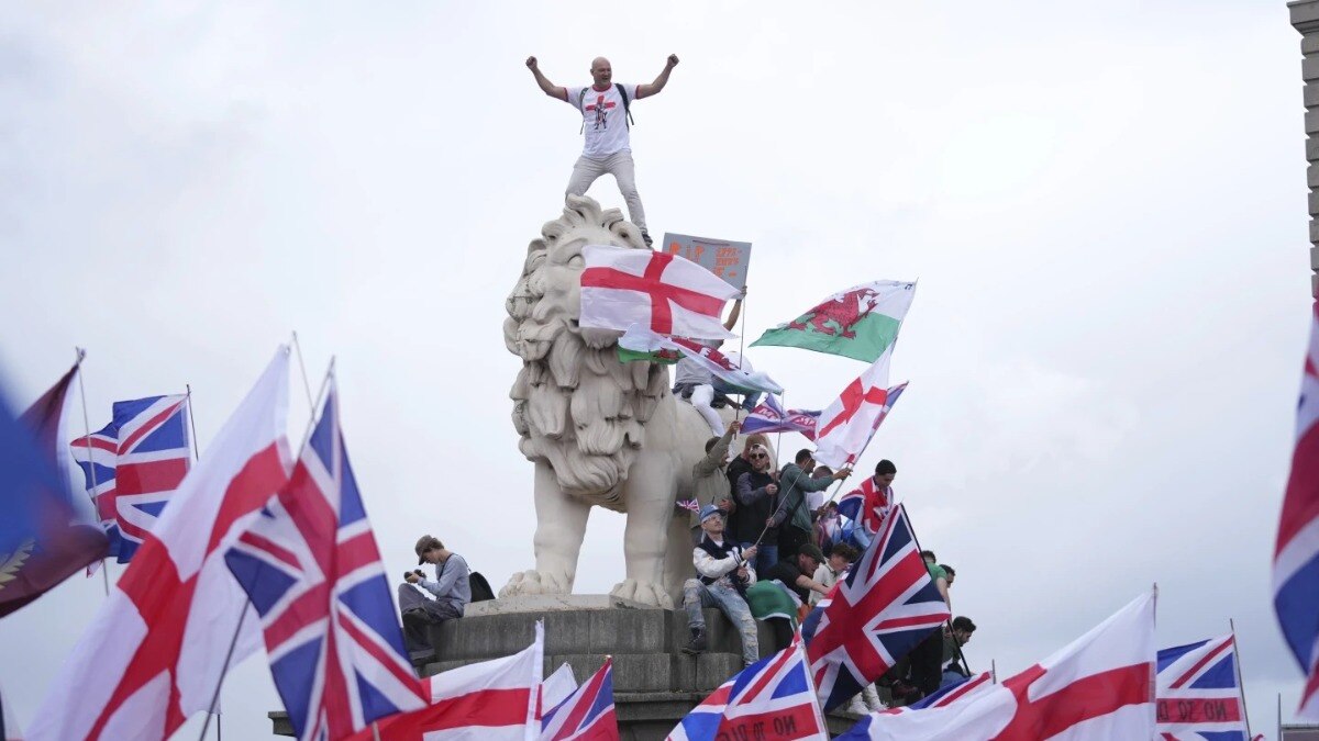 एलॉन मस्क की मौजूदगी, ट्रंप समर्थकों का सपोर्ट... ब्रिटेन में बाहरी लोगों के खिलाफ सड़कों पर उतरे अंग्रेज- Inside Story