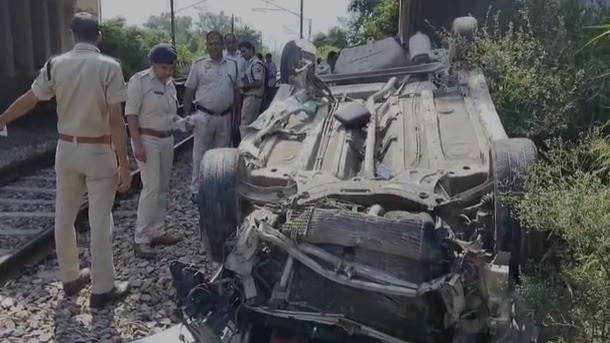 दिल्ली में तेज रफ्तार कार का कहर, फ्लाईओवर की रेलिंग तोड़ते हुए रेलवे ट्रैक पर गिरी- Video
