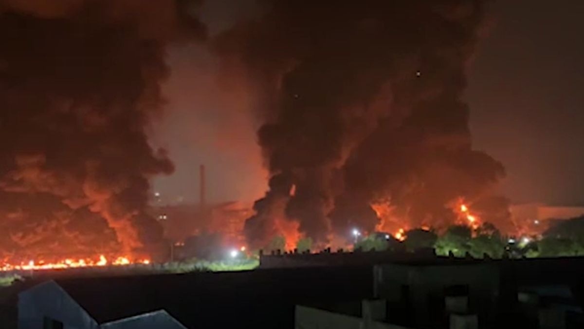 केमिकल प्लांट में लगी भीषण आग. (Photo: ITG)