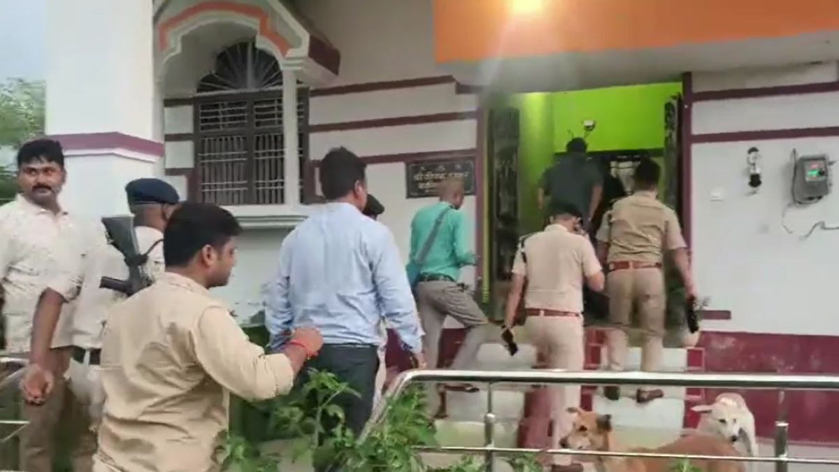 छापा मारने पहुंची पुलिस. (Photo: ITG)