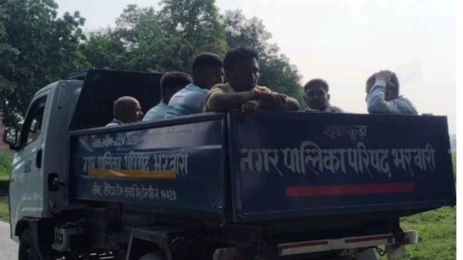 कूड़ा गाड़ी से महिला का शव ले जाते परिजन. (Photo: Akhilesh Kumar/ITG)