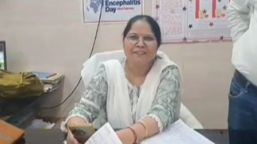 गोंडा सीएमओ रश्मि वर्मा. (Photo: Screengrab)