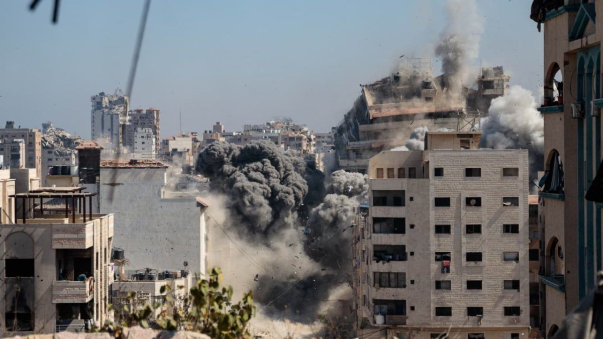 गाजा में इजरायल की एयरस्ट्राइक, बहुमंजिला इमारत को किया ध्वस्त... हमास कर रहा था जासूसी के लिए इस्तेमाल!