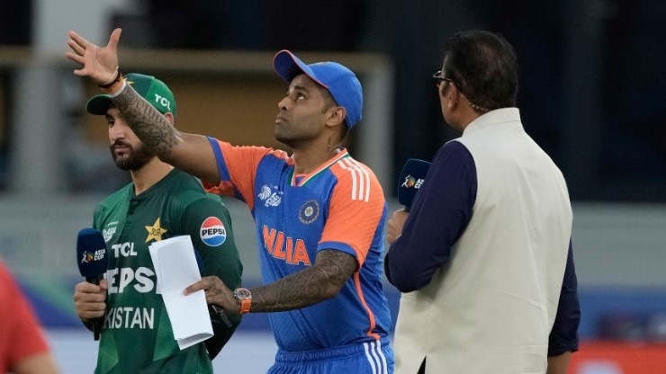 टॉस के दौरान सूर्या ने दिखाए तेवर, नहीं मिलाया हाथ (Photo: Getty)