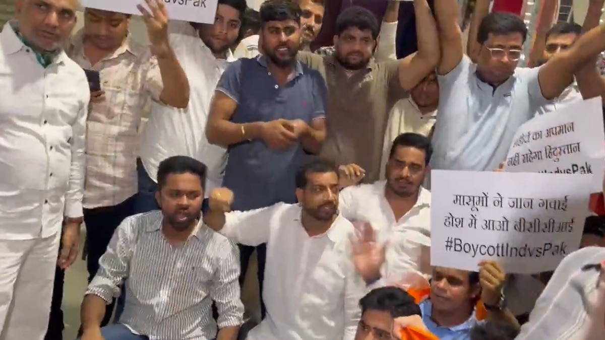 दिल्ली के कनॉट प्लेस में हंगामा, भारत-पाकिस्तान मैच दिखाने के खिलाफ प्रदर्शन