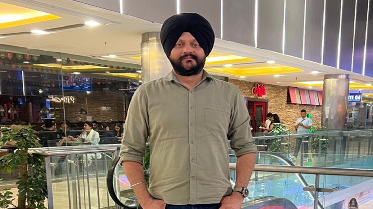 वित्त मंत्रालय के अधिकारी की सड़क हादसे में मौत... पत्नी की हालत भी नाजुक, बाइक को BMW ने मारी थी टक्कर