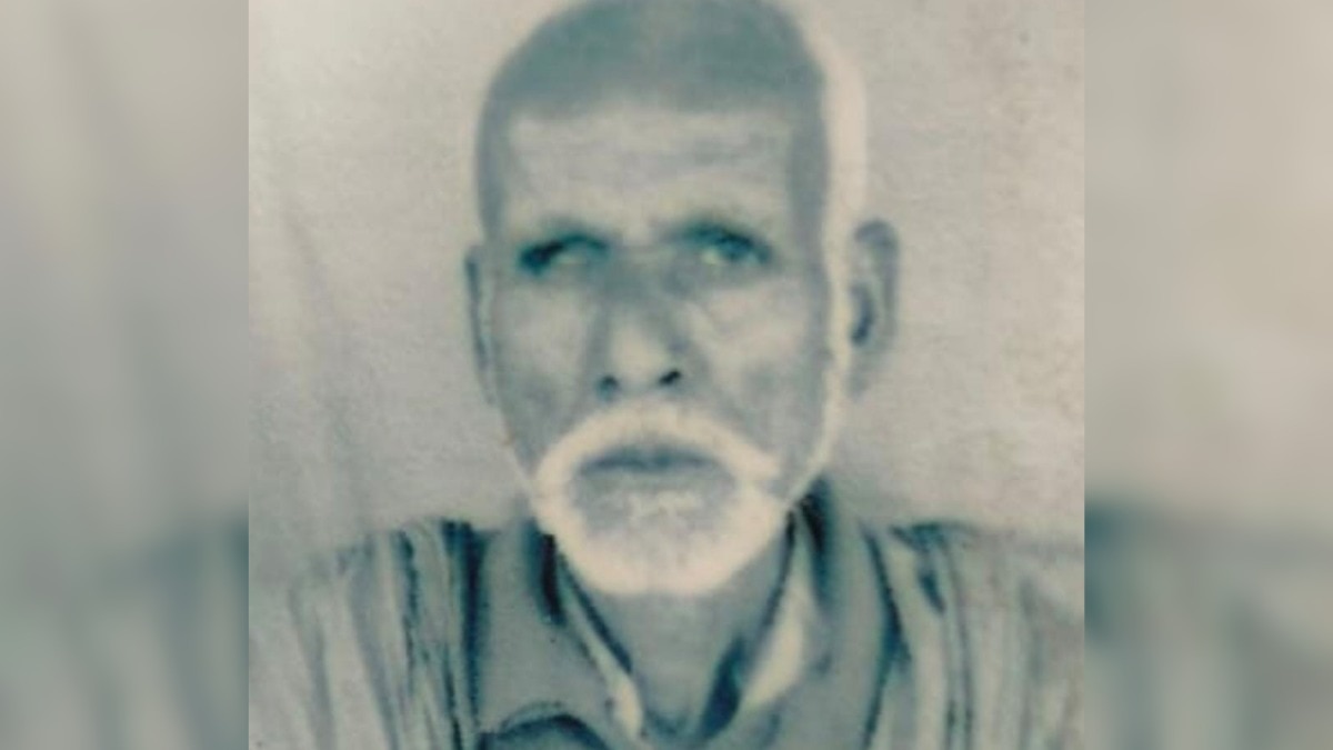 झोपड़ी में सो रहे थे छेदीलाल.(Photo: Siddhartha Gupta/ITG)