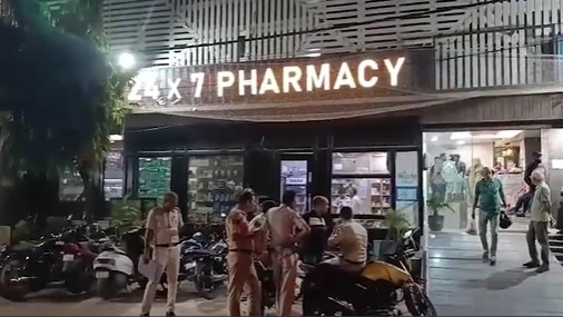 मृतक की पत्नी और कार सवार दंपति घायल.(Photo: Screengrab)