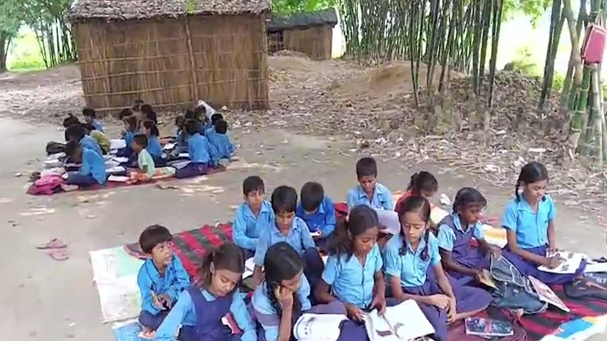 विद्यालय में फिलहाल 54 बच्चे नामांकित हैं. (Photo: Screengrab)
