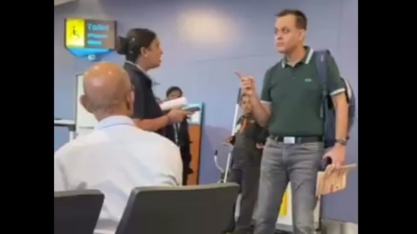 इंडिगो एयरलाइंस की महिला स्टाफ ने यात्री से की बदसलूकी. (Photo: Screengrab)