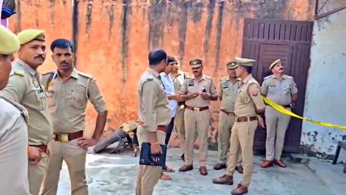 घटनास्थल पर मौजूद पुलिस फोर्स (Photo: Screengrab)