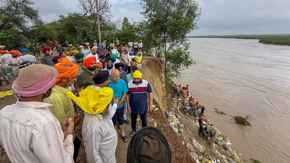 पंजाब में बाढ़ से करीब 2303 गांव प्रभावित हुए हैं (Photo: PTI)
