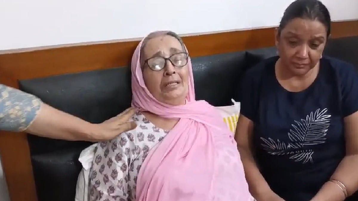 BMW हादसे पर बिलखीं डिप्टी सेक्रेटरी की मां (Photo: ITG)