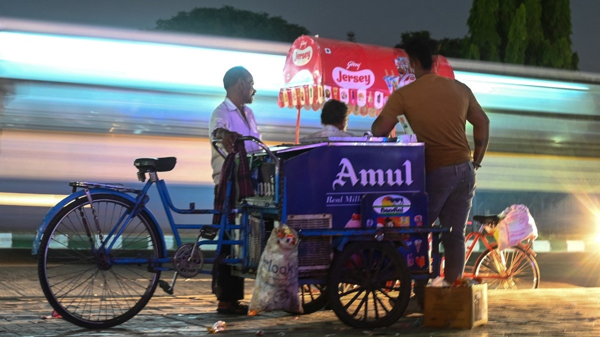 गर्मी में रोजाना 150–200 आइसक्रीम बेचने से महीने की कमाई ₹13,500 – ₹42,000 तक हो सकती है, जबकि सर्दियों में बिक्री घटकर 40–60 आइसक्रीम रह जाती है. ( Photo: AFP)