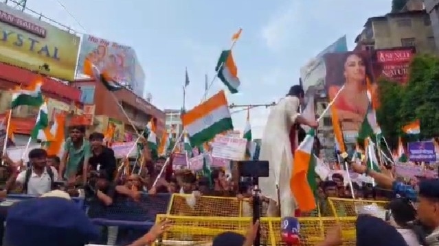 दारोगा भर्ती को लेकर अभ्यर्थियों का पटना में प्रदर्शन. (Photo: Screengrab)