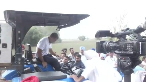 गुरदासपुर में बाढ़ पीड़ित किसानों से मिले राहुल गांधी (Photo: Asim Bassi/ITG)