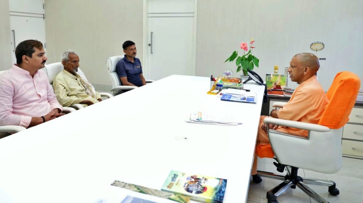 The family of deceased Siyaram met CM Yogi (Photo: x/@myogioffice)