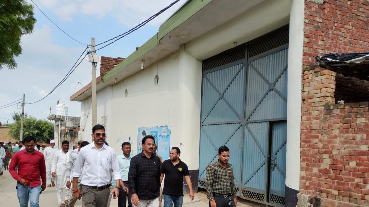 संभल में अवैध कब्जों की जांच के लिए पहुंची प्रशासनिक टीम. (Photo: Abhinav Mathur/ITG)