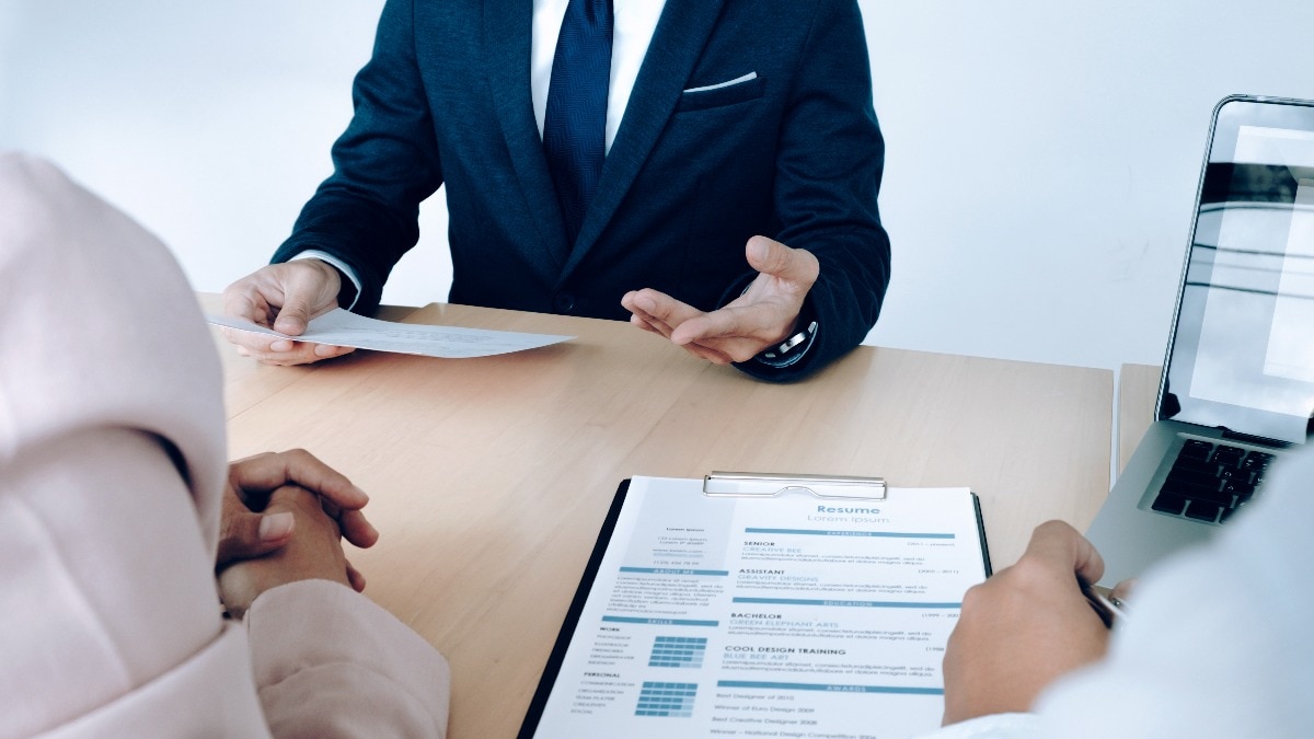 DAF में जो जानकारी लिखी है उसके बारे में इंटरव्यू से पहले अच्छे से पढ़कर जाएं. (Photo: Freepik)