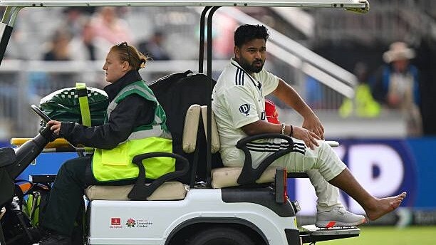 चोट के बाद मैदान छोड़कर बाहर जाते ऋषभ पंत (Photo, Getty)