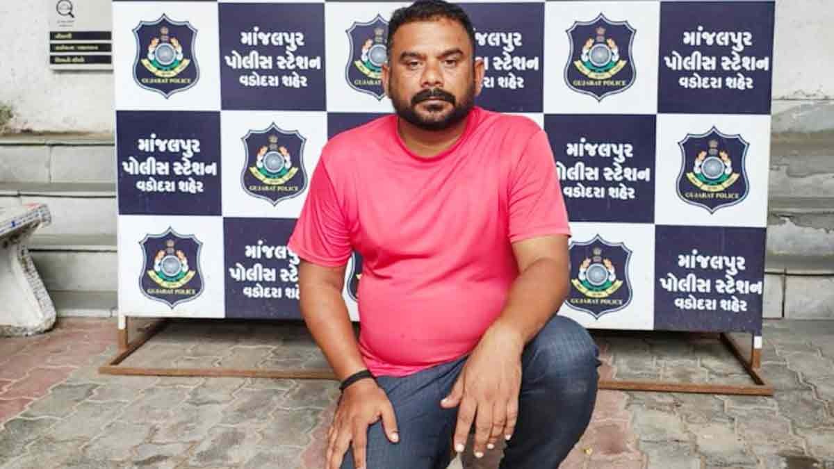 पुलिस ने इकबाल परमार को गिरफ्तार किया (Photo: Brijesh Doshi/ITG)