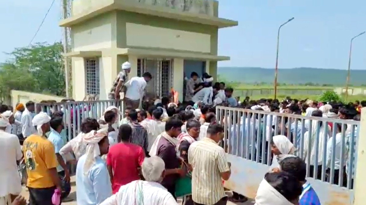 खाद वितरण केंद्र पर अफरातफरी मची.(Photo:Screengrab)