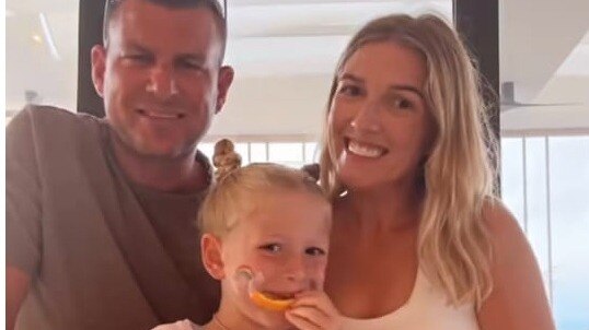 घर बनाना महंगा लग रहा था तो वर्ल्ड टूर पर निकल गया कपल, छोटी बच्ची के साथ घूम रहे पूरी दुनिया