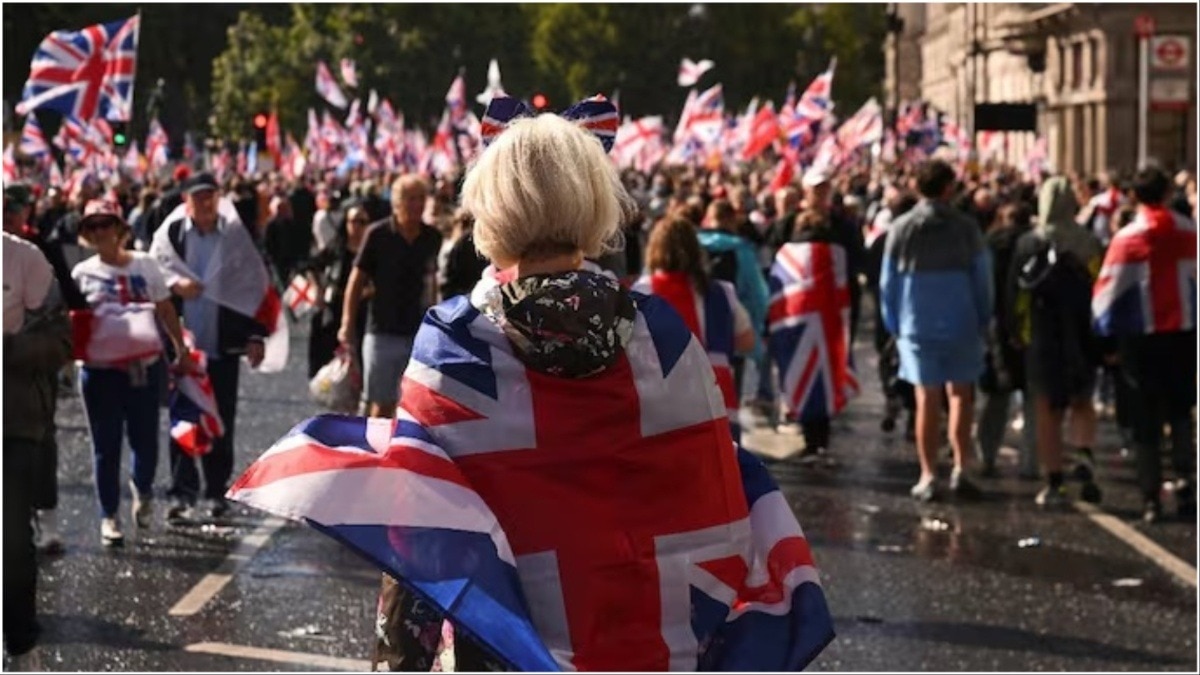 'समोसे, प्याज की पकौड़ी के लिए...',ब्रिटेन में प्रवासियों के खिलाफ प्रदर्शन में ऐसा क्या हुआ कि छिड़ा विवाद