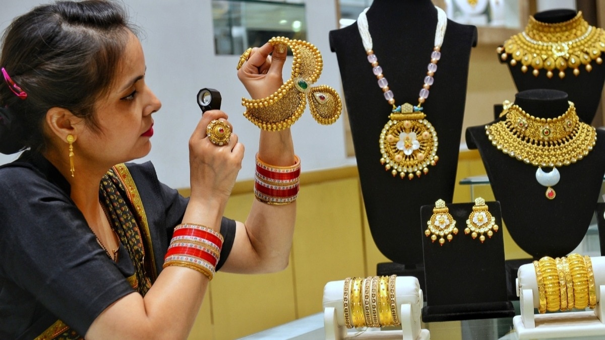 Gold-Silver Rate: अचानक सस्ता हुआ सोना... लेकिन चांदी ने बना दिया नया रिकॉर्ड, देखें लेटेस्ट रेट