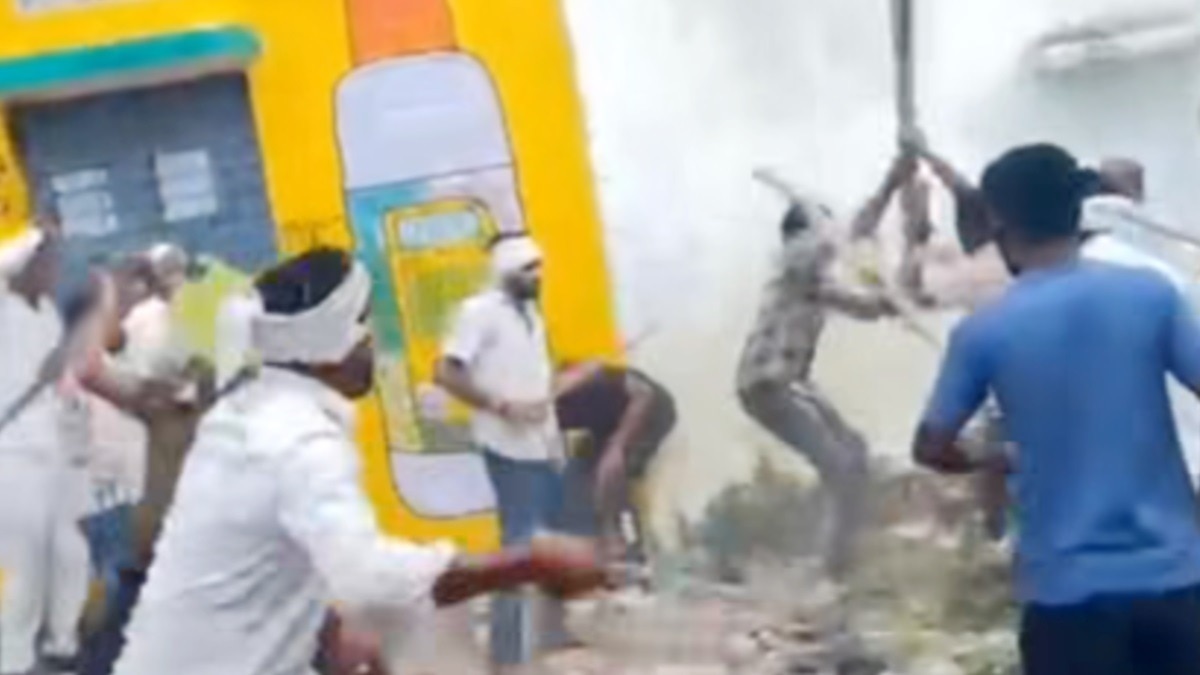 पुलिस लड़ाई में शामिल लोगों की पहचान में जुटी है.(Photo:Screengrab)  