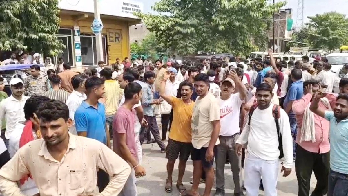 SDM की बात सुनकर हंगामा करते किसान.(Photo:Screengrab)