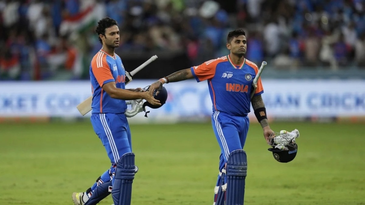 पाकिस्तान को हराने के बाद बिना हाथ मिलाए जाते सूर्या और शिवम दुबे. ( Photo: AP Photo)