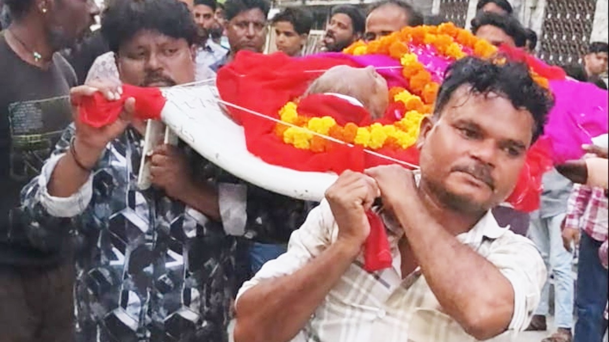 शांति देवी की अर्थी को कंधा देते असगर अली.(Photo:ITG)