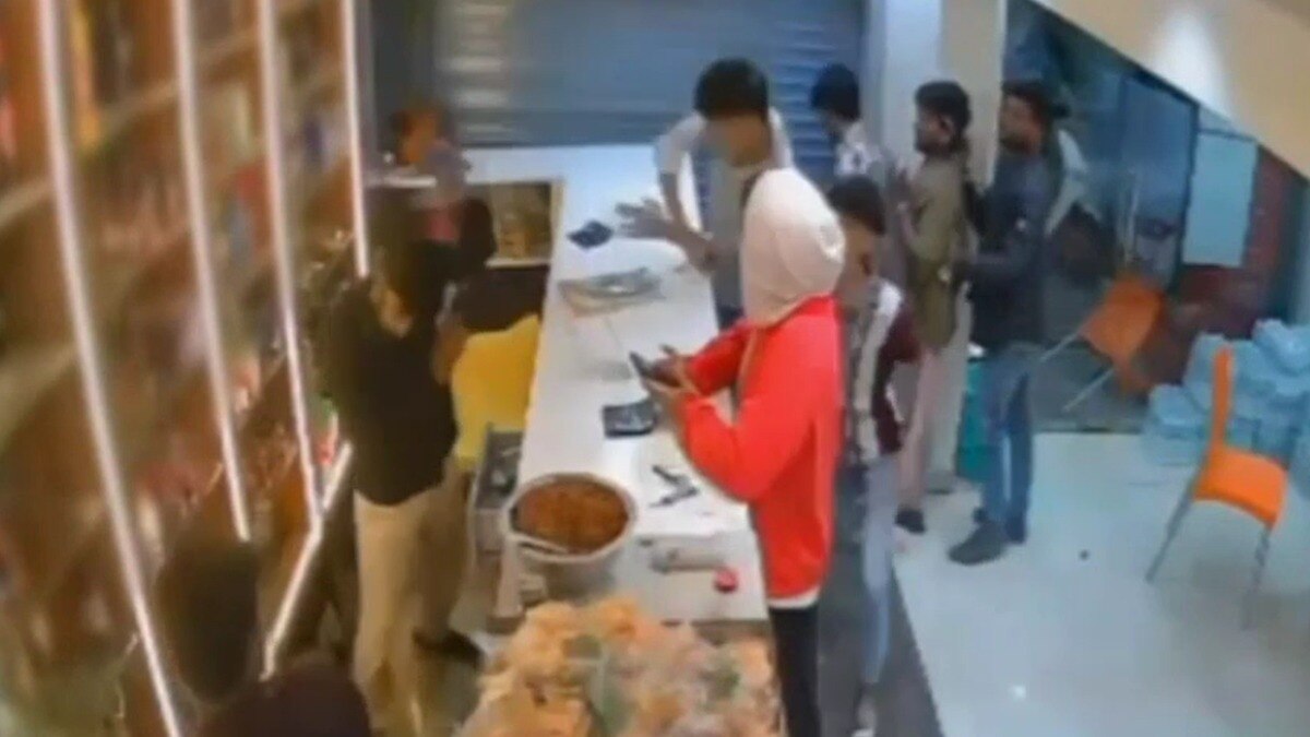 पुणे में हमलावरों में दुकान पर बोला धावा, कटार से किया हमला, दो भाई घायल