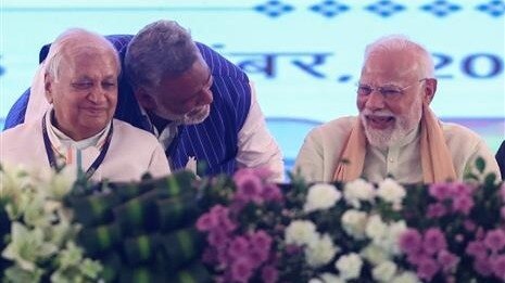 PM मोदी के पास पहुंचे पप्पू यादव.(Photo Credit-PIB)