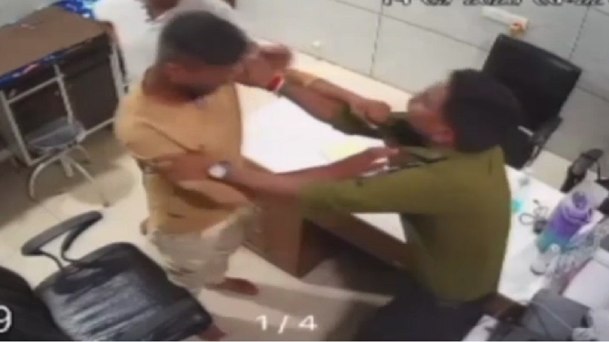 डॉक्टर को लगातार जड़े 12 थप्पड़, इस वजह से बढ़ा विवाद तो गुस्साए परिजन, आरोपी गिरफ्तार, Video Viral